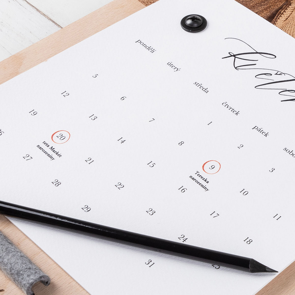 Dřevěný kalendář s fotografií na rok 2026